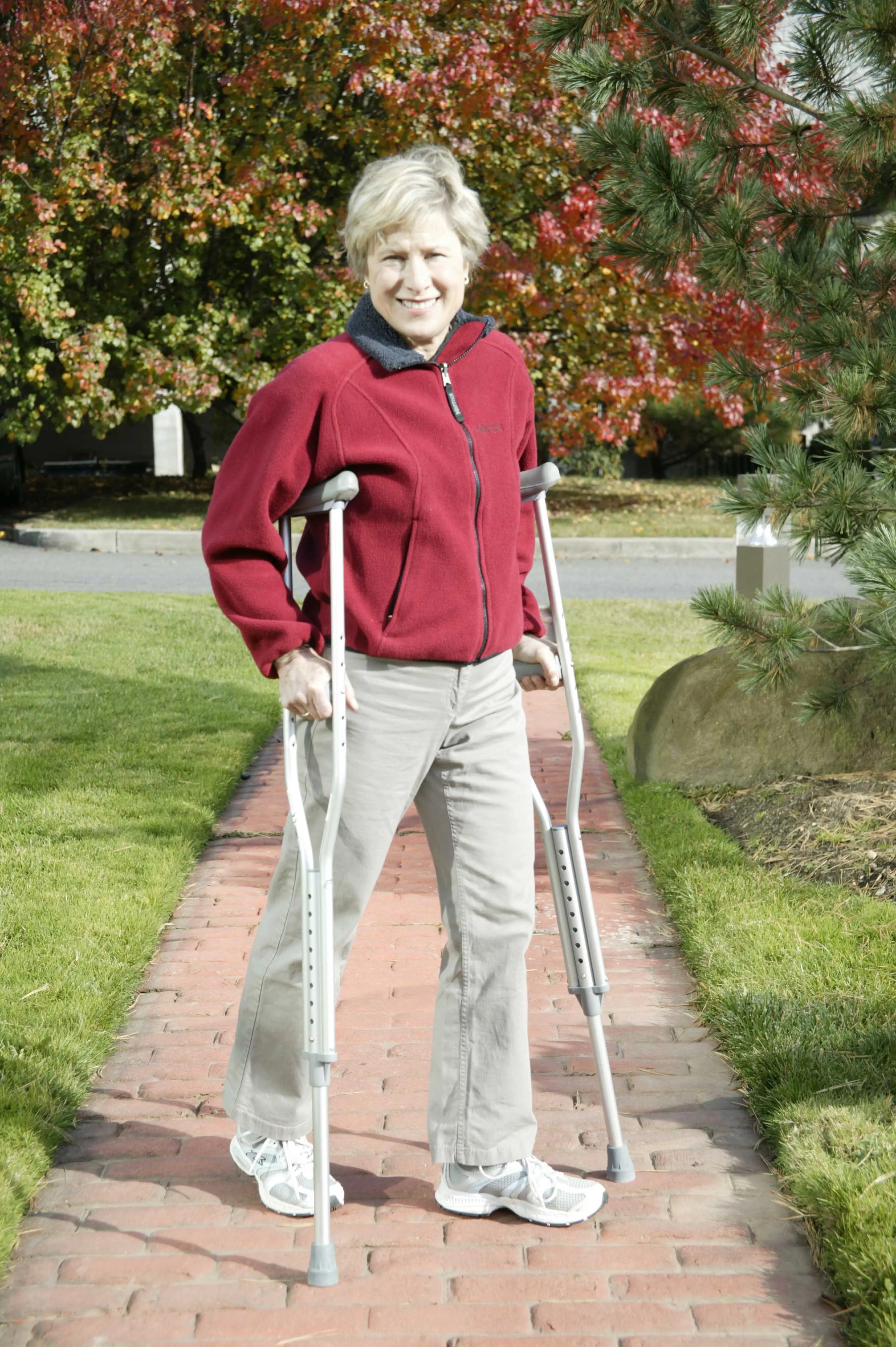 Walking Crutches with Underarm Pad and Handgrip - Home Health Store Inc